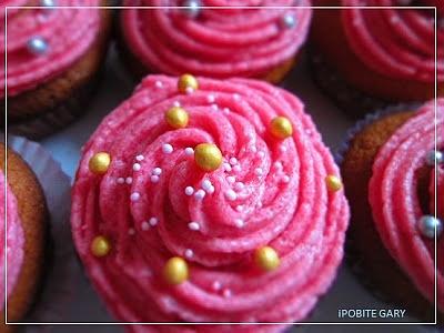 Cytrynowe cupcake z malinowym kremem