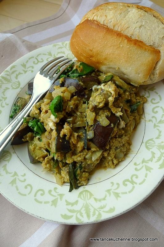Jajecznica z bakłażanem i curry