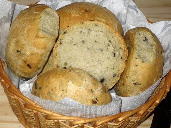 Drożdżowe bułki z pieczarkami i cebulką