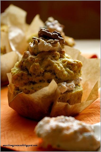 Kukurydziano-pszenne muffiny śniadaniowe z pastą z łososia