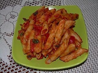 Makaron z sosem pomidorowym na szybko