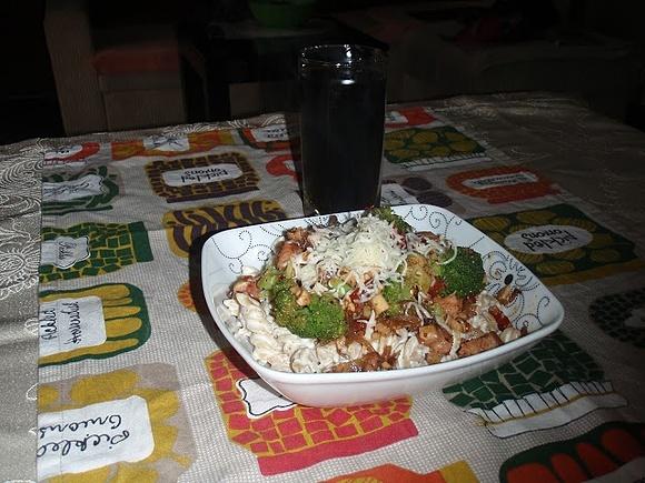 Penne z boczkiem i brokułami w sosie serowym pleśniowym
