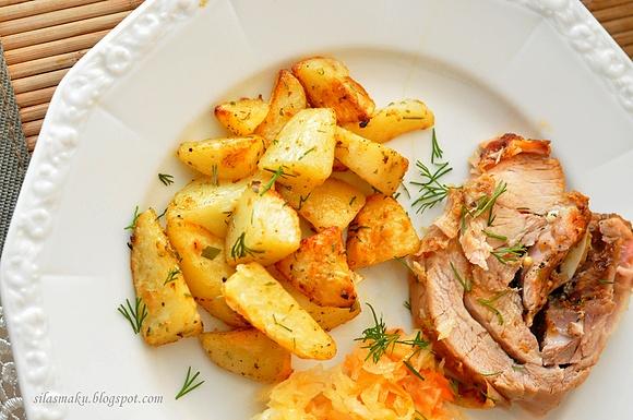 Pieczone ziemniaki i udziec z indyka na obiad