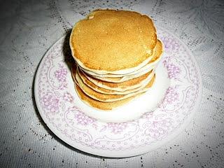 Pancakes placuszki z maślanki i syropem klonowym