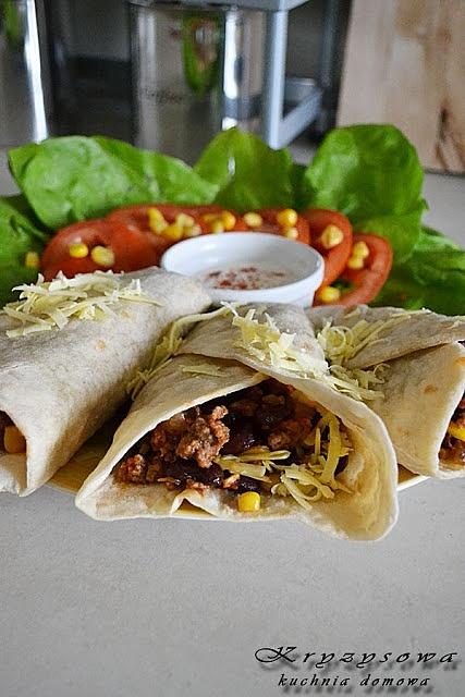Domowe burrito z mięsem i warzywami