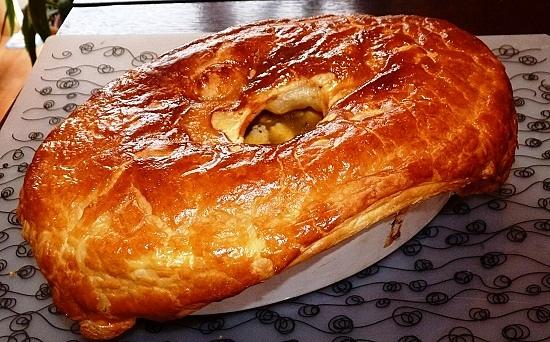 Zupa pieczarkowo-porowa z kurczakiem zapiekana pod ciastem francuskim
