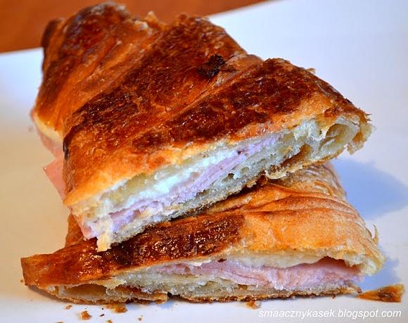 Zapiekane croissanty z szynką i mozzarellą