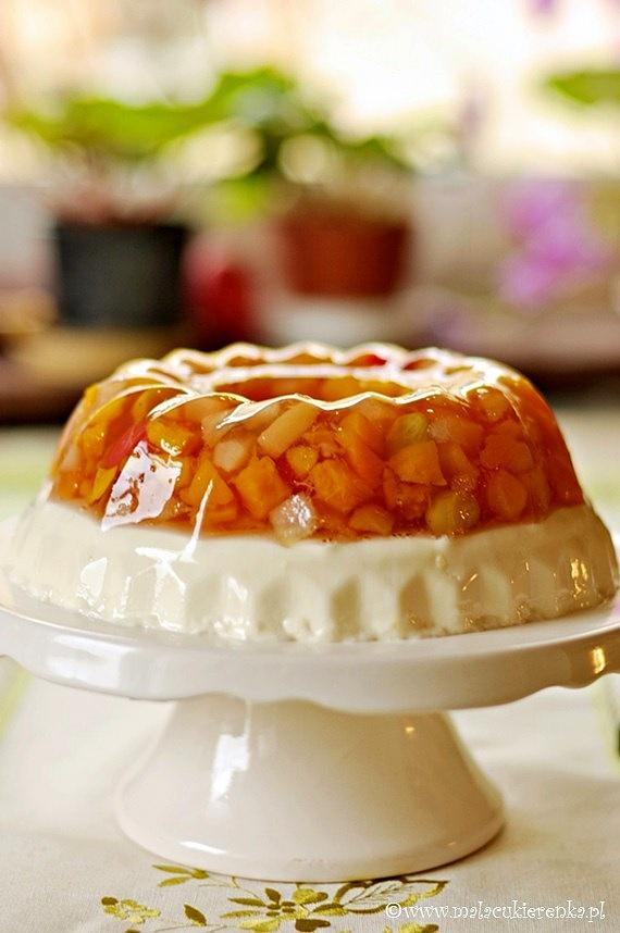 Panna cotta z galaretką i owocami