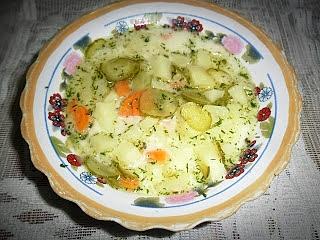 Zupa ogórkowa z pokrojonymi ogórkami i warzywami