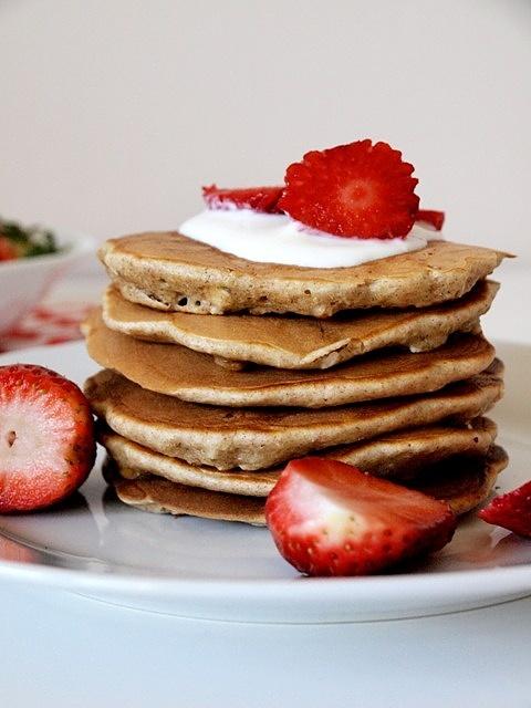 Kokosowe pancakes z granolą i otrębami