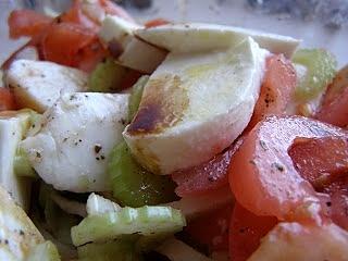 Prawie jak caprese z pomidorami, mozzarellą i selerem naciowym