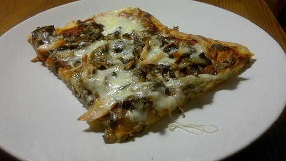 Pizza z rozciąganego ciasta drożdżowego wg kuchni włoskiej