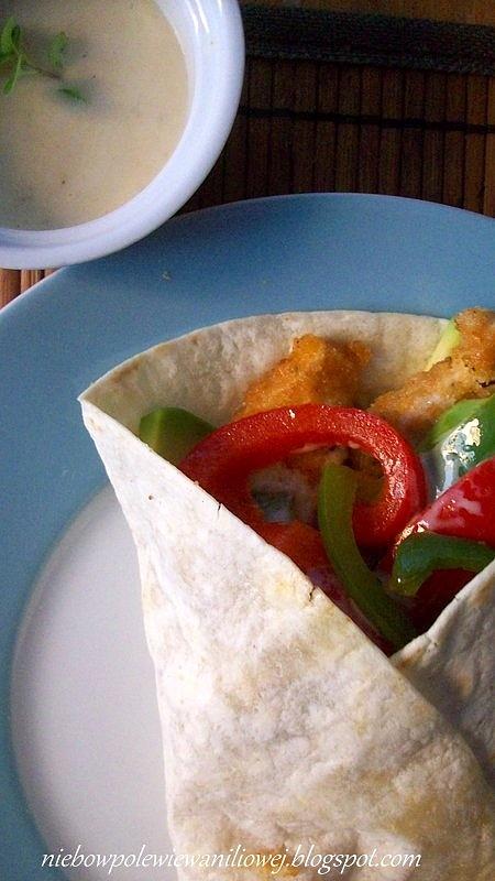 Mega wrap z miodowym kurczakiem i warzywami