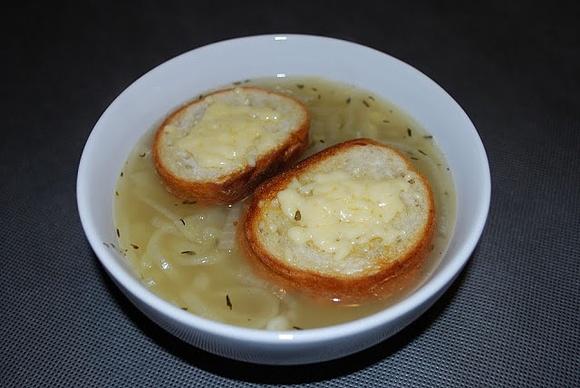 Zupa cebulowa z białym winem i grzankami