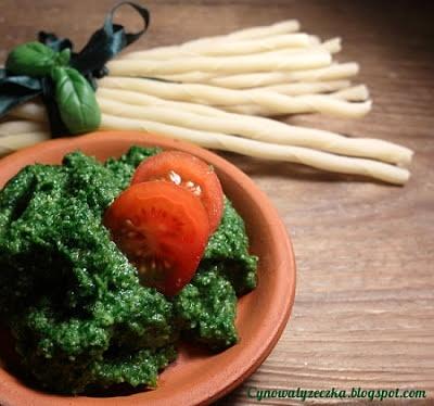 Zielone pesto z rukolą i Dziugasem