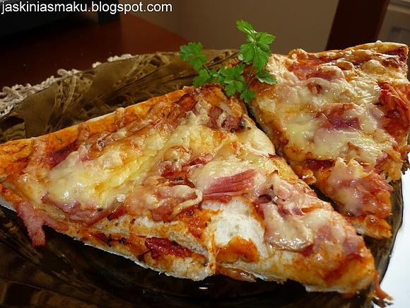 Pizza na winie z szynką, ananasem i serem żółtym
