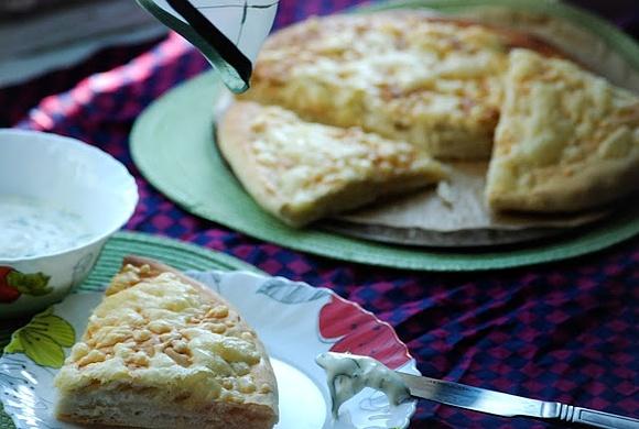 Domowe pieczywo czosnkowe z sosem