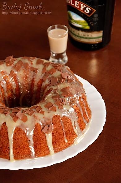 Egzotyczna babka z owocami i likierową polewą