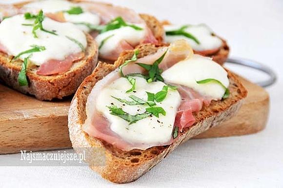 Grillowana kanapka z mozzarellą i prosciutto