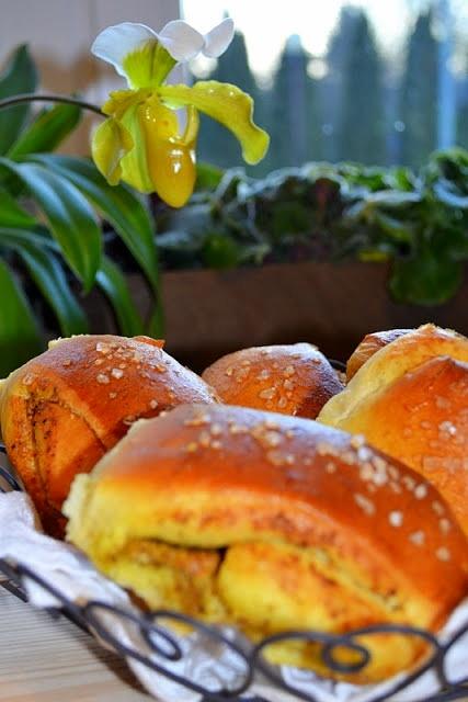 Duńskie bułeczki Tebrikes z pistacjowym pesto