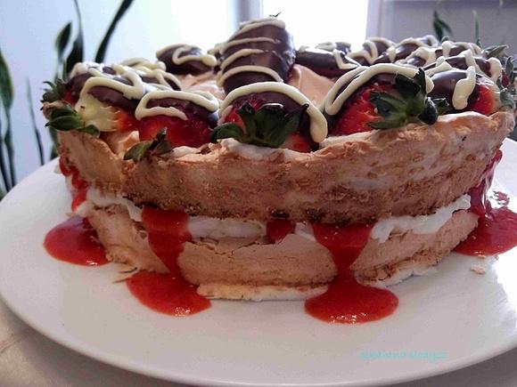 Tortowa Pavlova - elegancki tort bezowy z truskawkami i czekoladą