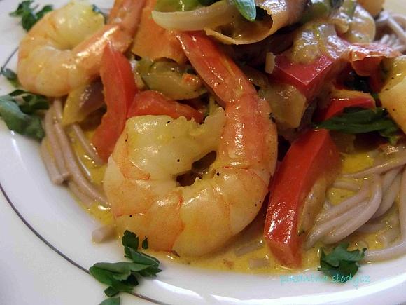 Kokosowe krewetki z chili i curry na japońskim makaronie