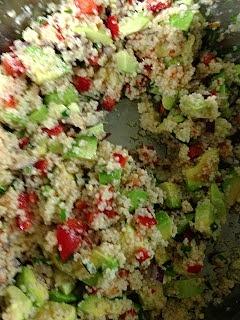 Kasza couscous z awokado i warzywami