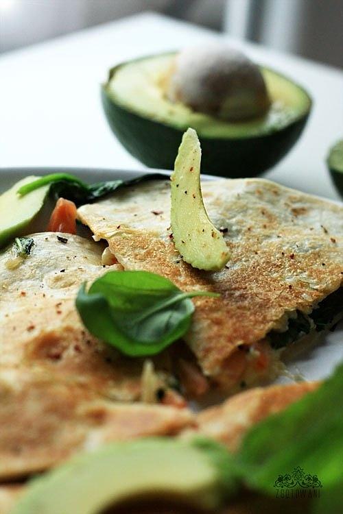 Quesadillas z Caprese, szpinakiem i awokado