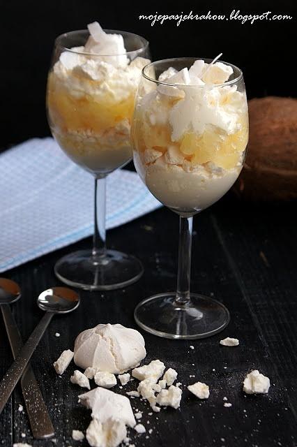 Piña colada eton mess - truskawkowy z ananasem i kokosem