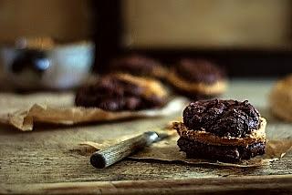 Ciasteczka brownie z masą z masła orzechowego