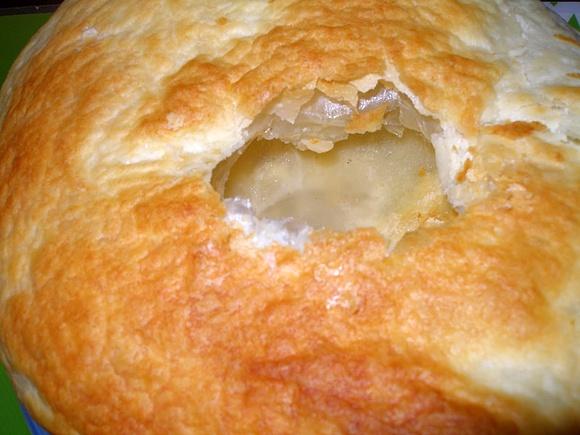Zupa cebulowa pod ciastem francuskim