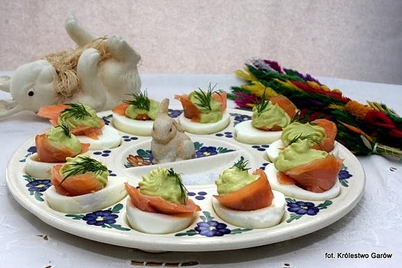Jajka z łososiem i avocado na śniadanie