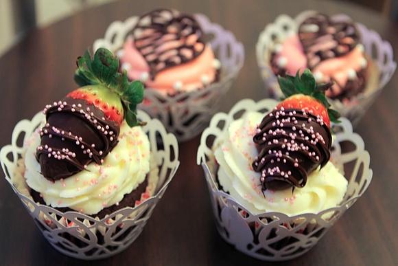 Cupcakes z czekoladowymi ozdobami na walentynki i święto babki