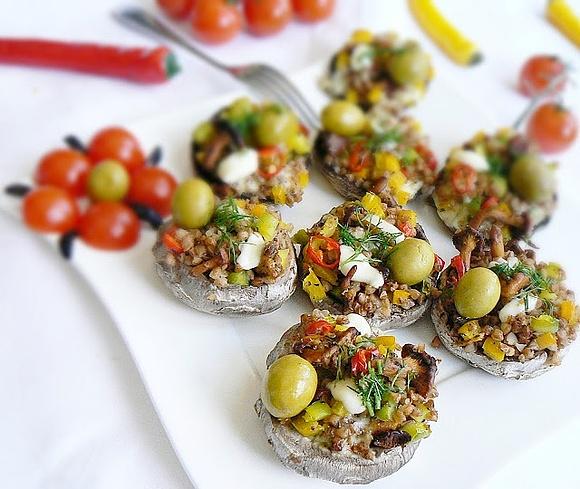 Pieczarki faszerowane mozzarellą, kaszą gryczaną i kurkami