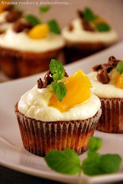 Muffinki z mango i białą czekoladą