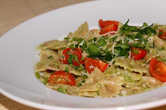 Razowy makaron z góralskim pesto i pomidorami