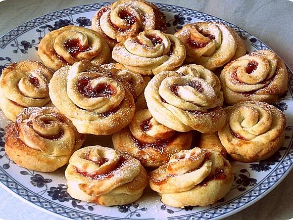 Kruche różyczki z marmoladą truskawkową