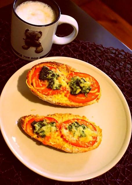 Sunday morning: kawa, śniadanie i zapiekanki z pomidorem i pesto