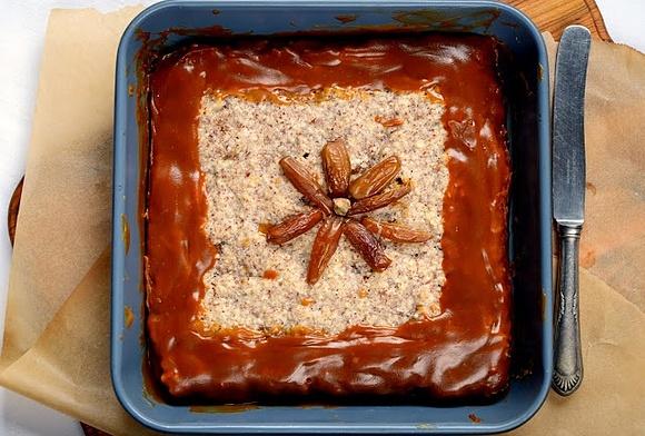 Mazurek makaronikowo-kajmakowy z nadzieniem morelowym
