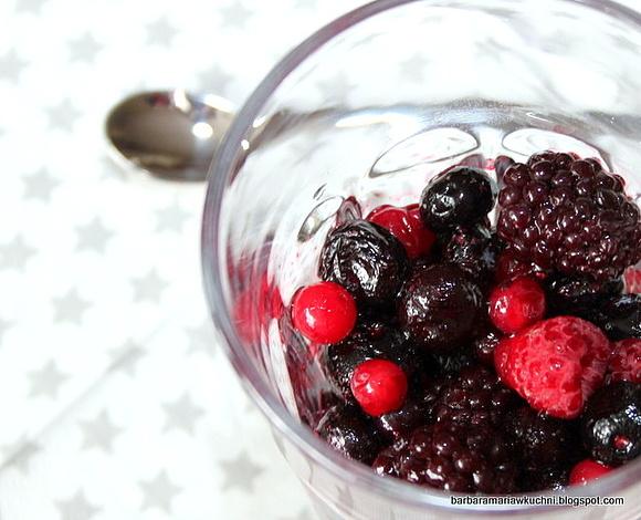 Owoce leśne z bitą śmietaną na deser lchf