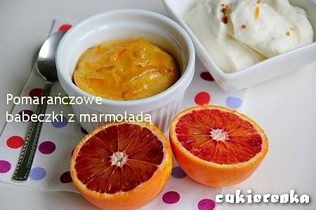 Pomarańczowe babeczki z marmoladą i bitą śmietaną