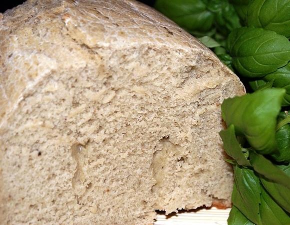Chleb z maszyny z pesto