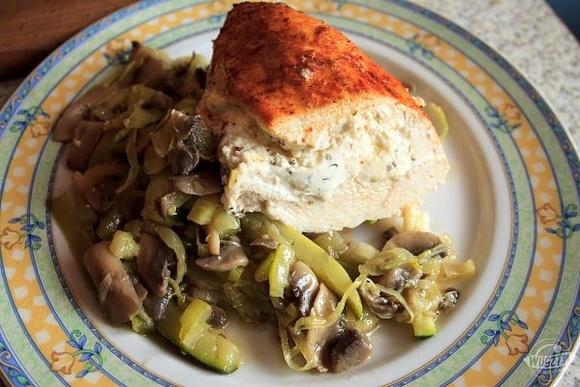 Pieczone piersi z fetą i warzywami