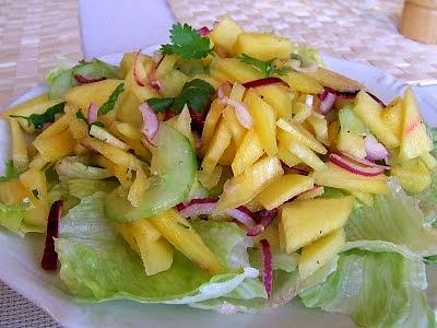 Mango i ogórek w sałatce