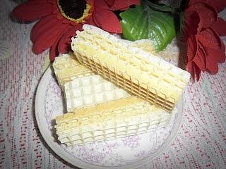 Wafle przekładane śmietaną i galaretką