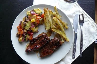 Steki balsamiczne z warzywnym ratatouille i frytkami pieprzowymi