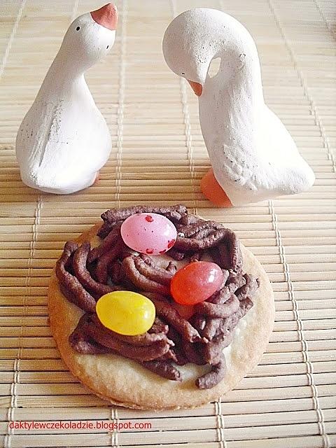Ciastka gniazdka wielkanocne, śmietankowo-kakaowe, dekoracja muffinek
