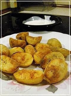 Pieczone ziemniaczki z dipem czosnkowym