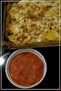 Nachosy z mozzarellą i pomidorowym dipem