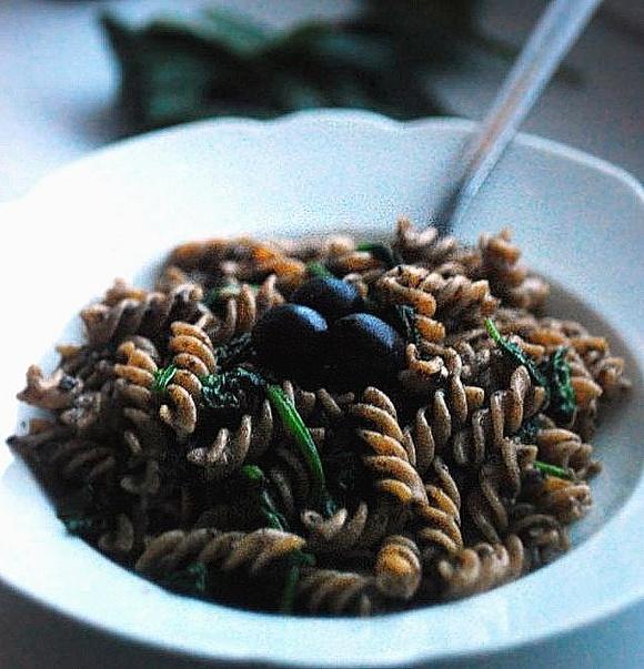 Pasta z oliwkowo-migdałowym pesto i szpinakiem